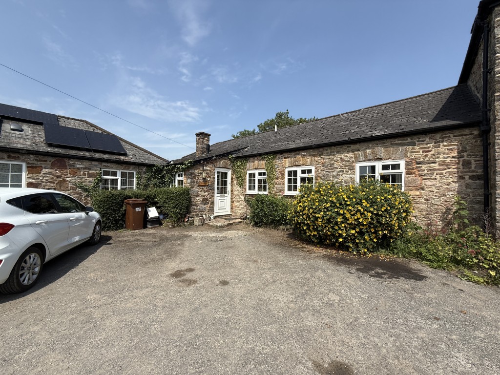 Lot: 103 - THREE-BEDROOM SINGLE-STOREY DWELLING SITUATED WITHIN HIGHER GRANTS FARM - Front of the property